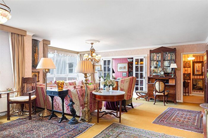 2 Bedroom Flat For Sale In Cheyne Walk, Chelsea, London, SW3