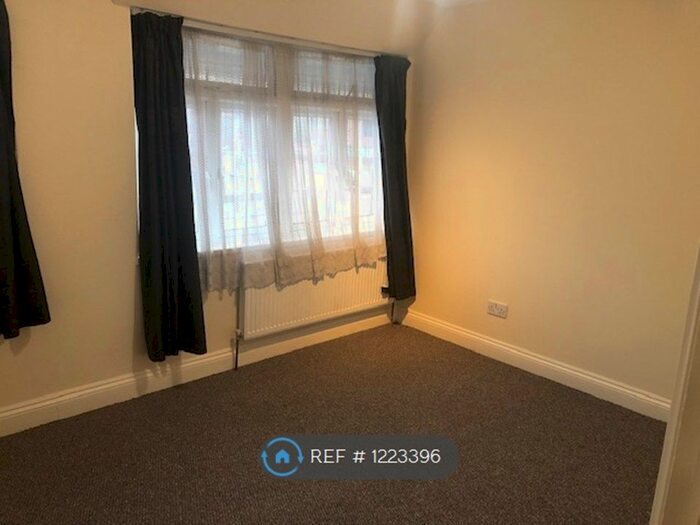 2 Bedroom Flat To Rent In Verdant Lane, London SE6