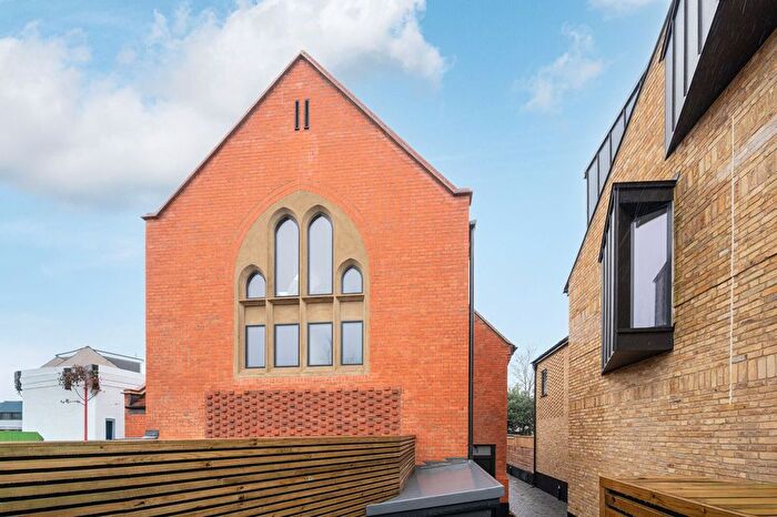 2 Bedroom Flat For Sale In St Johns Hall, Streatham Common, London, SW16