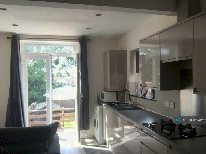 3 Bedroom Terraced House To Rent In Manor Farm Road, Southampton, SO18