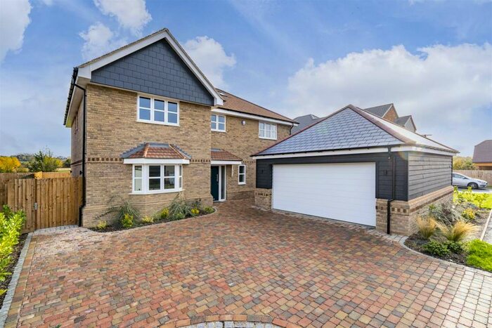 5 Bedroom Detached House For Sale In Wooding Close, Houghton Conquest, MK45