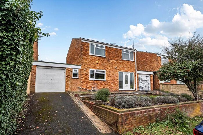 3 Bedroom Link Detached House For Sale In Galsworthy Drive, Caversham Park, RG4