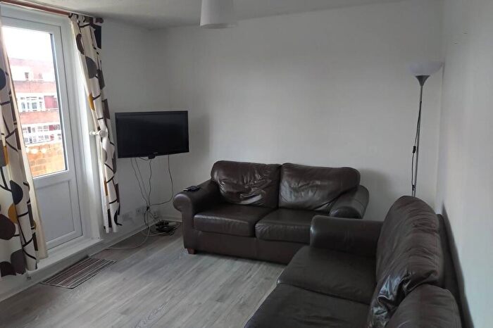 3 Bedroom Flat To Rent In Watney Market, London, E1