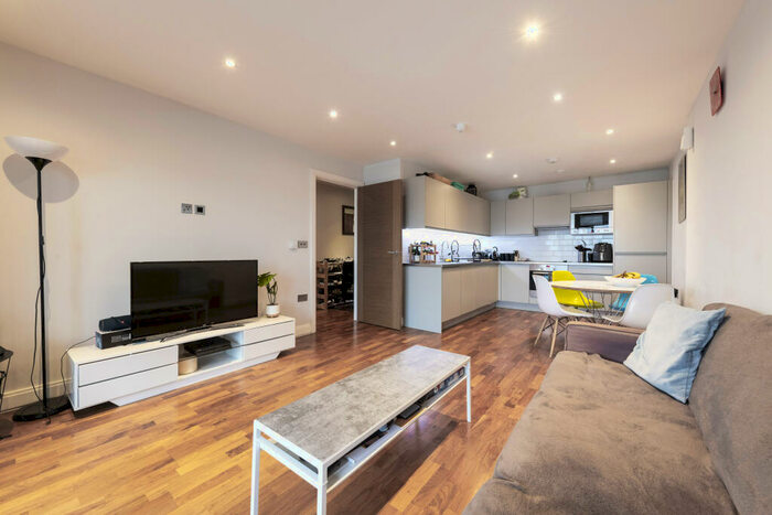 2 Bedroom Flat To Rent In Holman Road, London, SW11