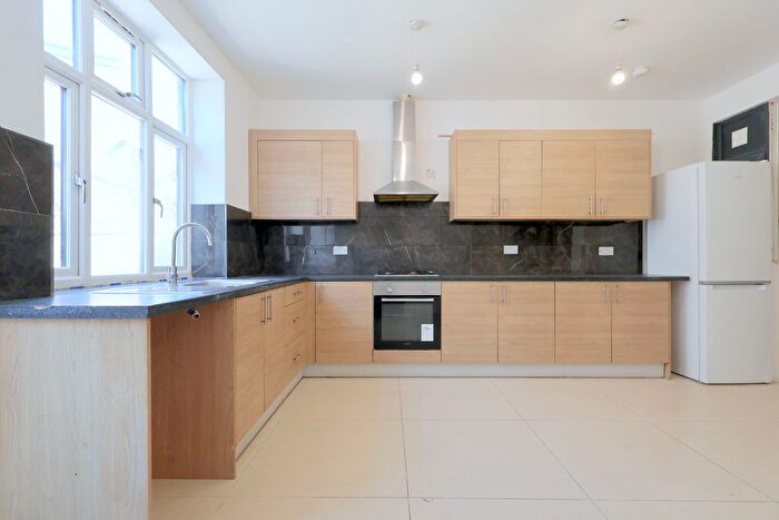 4 Bedroom End Of Terrace House To Rent In Park Road, Ilford, IG1