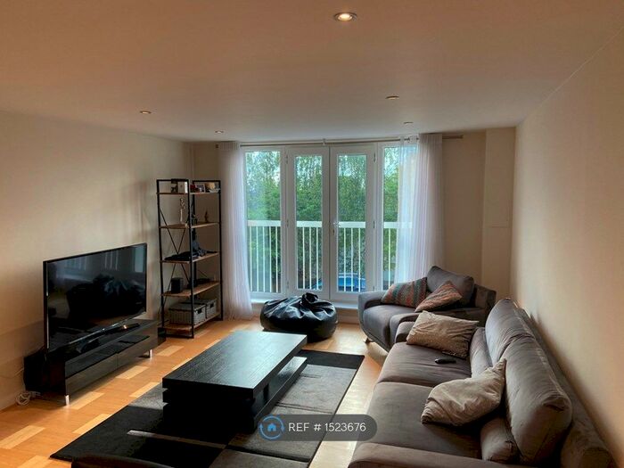 2 Bedroom Flat To Rent In Shore Point, Buckhurst Hill, IG9