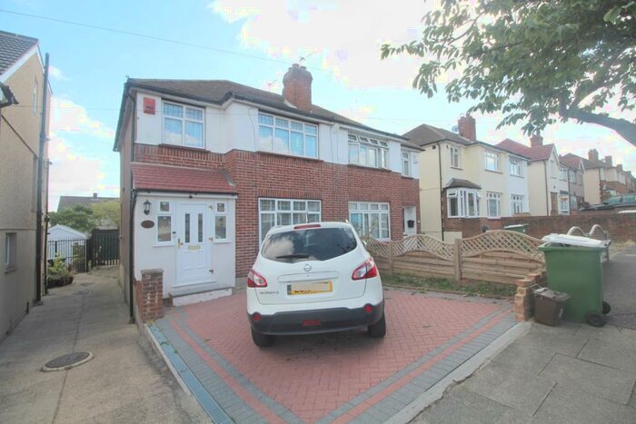 3 Bedroom Semi-Detached House To Rent In Blenheim Drive Welling, DA16