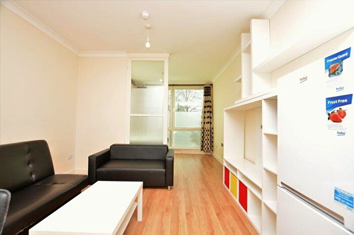 Flat To Rent In High Street, Slough, SL1