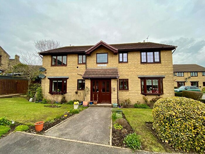 2 Bedroom Flat For Sale In Tay Court, Eccleshill, Bradford, BD2