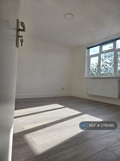 5 Bedroom Semi-Detached House To Rent In Lansdell Road, Mitcham, CR4