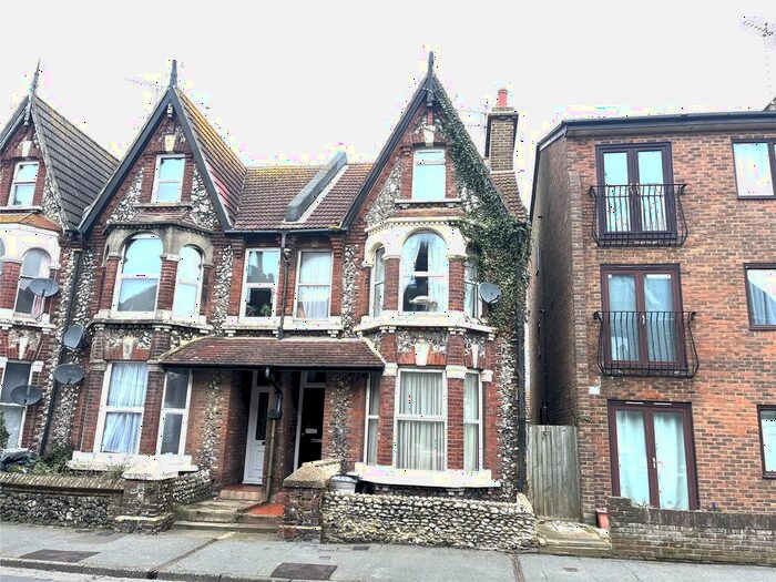 1 Bedroom Flat To Rent In New Road, Littlehampton, West Sussex, BN17