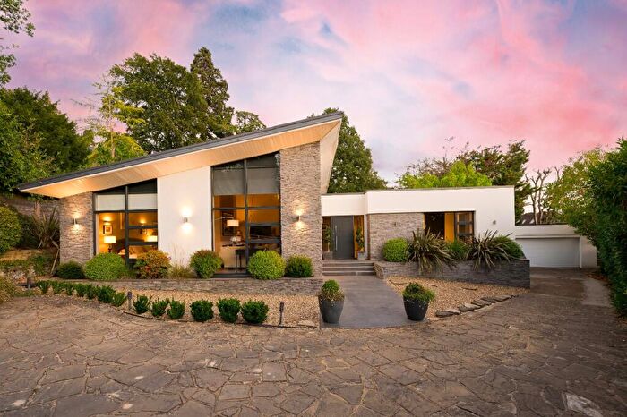 4 Bedroom Bungalow For Sale In Riverside Drive, Esher, Surrey, KT10