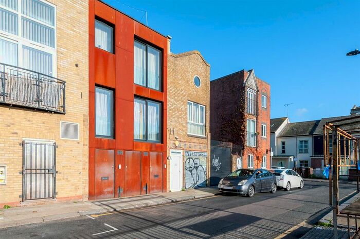 1 Bedroom Flat To Rent In Bethnal Green Road, London, E2