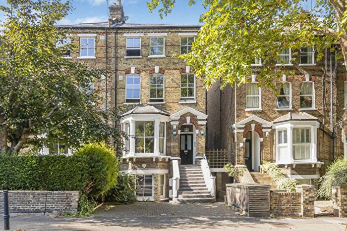 3 Bedroom Flat To Rent In Hartham Road, Islington, N7