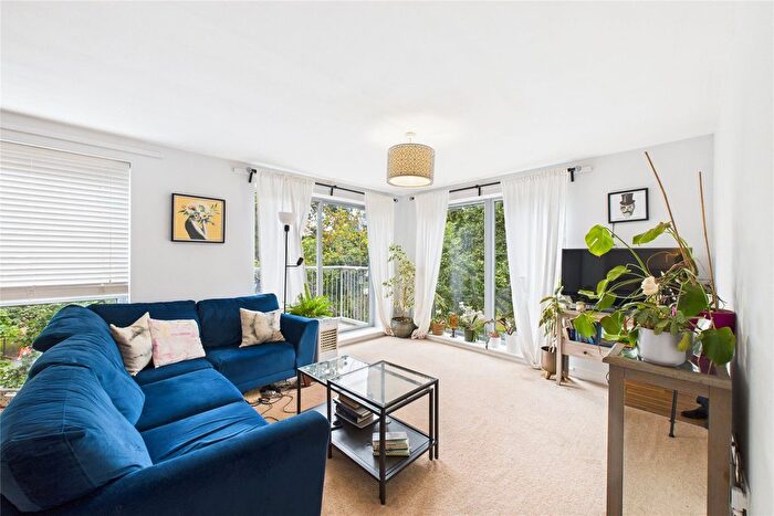 1 Bedroom Flat For Sale In Coombe Way, Farnborough, Hampshire, GU14