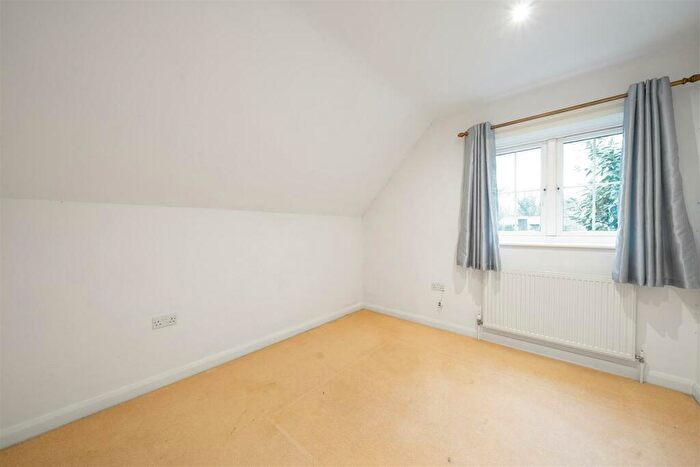 3 Bedroom Detached House For Sale In Dorking Road, Tadworth, KT20