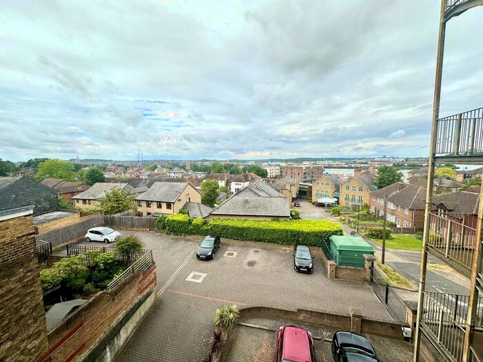 2 Bedroom Flat To Rent In New Road, Rochester, ME1