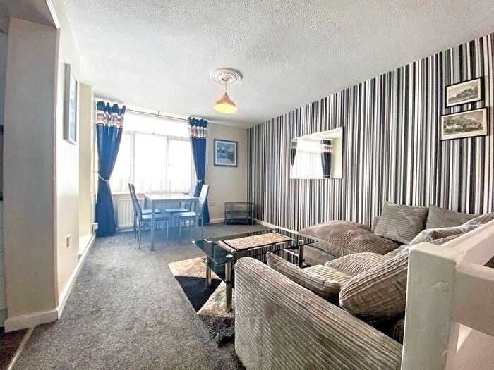 3 Bedroom Flat To Rent In Kenilworth Court, Washington, NE37