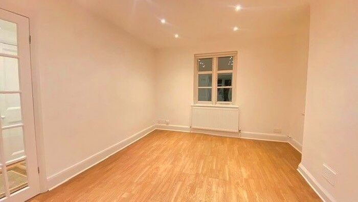 2 Bedroom Cottage To Rent In Wordsworth Walk, London, NW11