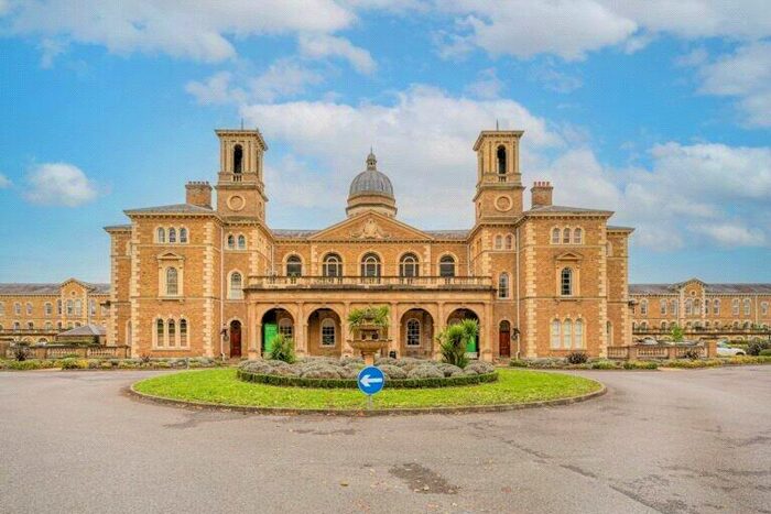 3 Bedroom Apartment To Rent In Friern Barnet Rd, London, N11