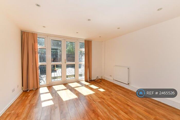 3 Bedroom Flat To Rent In Mowatt Close, London, N19