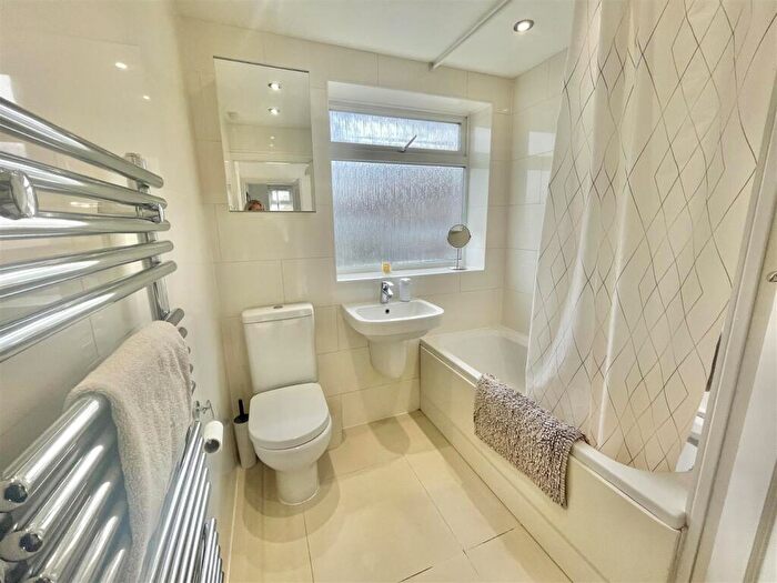 3 Bedroom Semi-Detached House For Sale In Wroxham Gardens, Potters Bar, EN6