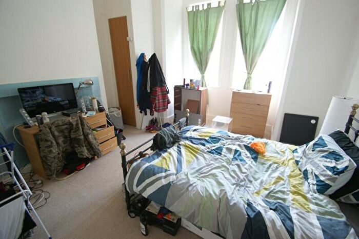 3 Bedroom Flat To Rent In Otley Road, Headingley, Leeds, LS16