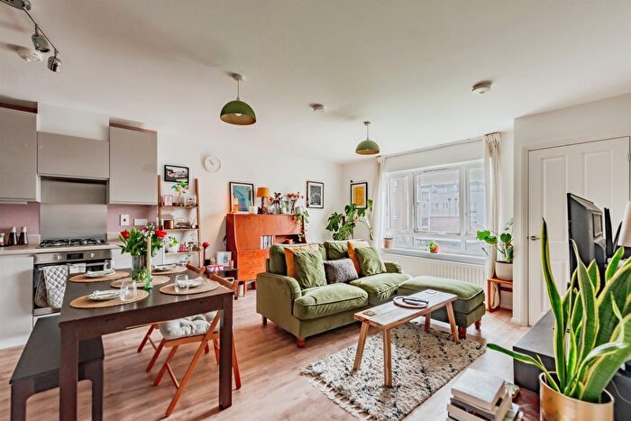 2 Bedroom Flat For Sale In Somerville Crescent, Redhill, RH1