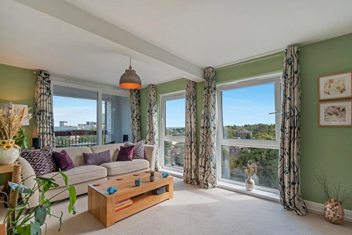 2 Bedroom Apartment For Sale In Blackbush Close, Sutton, SM2