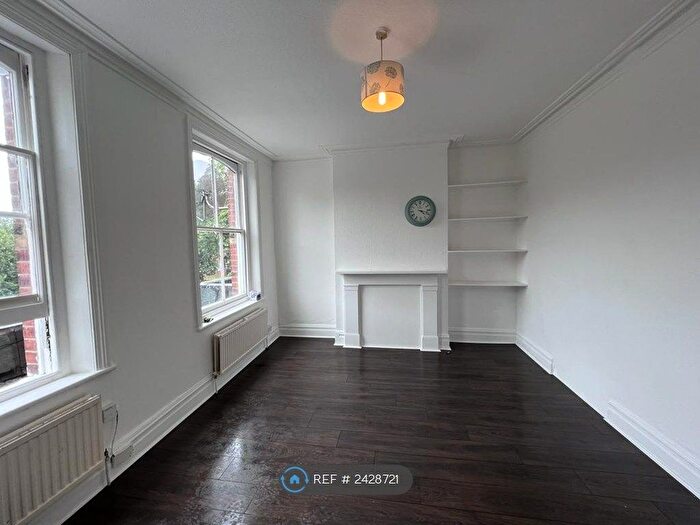 3 Bedroom Flat To Rent In Hendon Lane, London, N3