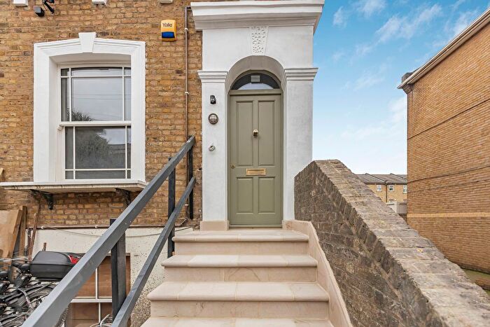 3 Bedroom Flat To Rent In Cephas Avenue, Stepney, E1