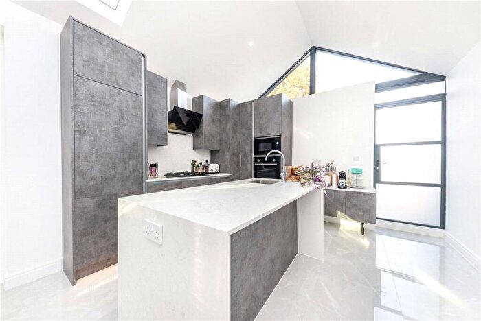 4 Bedroom House To Rent In Shanti Close, Enfield, EN2