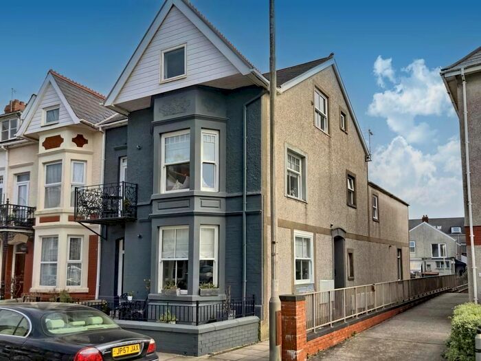 2 Bedroom Flat For Sale In Esplanade Avenue, Porthcawl, CF36