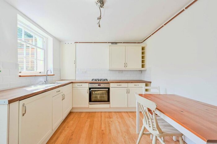3 Bedroom Property To Rent In Belgrave Street, Stepney, London, E1