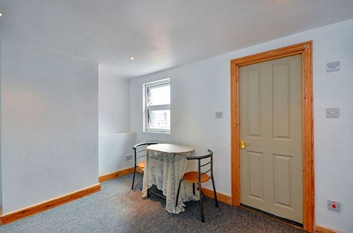 1 Bedroom Flat To Rent In Rostella Road, Tooting, London, SW17