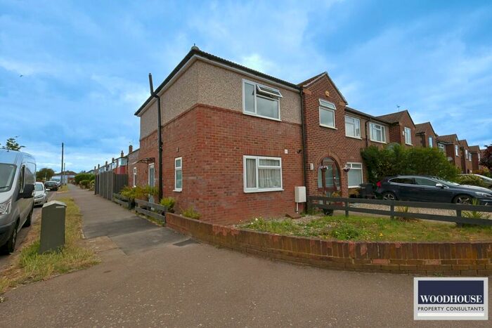 3 Bedroom End Of Terrace House To Rent In Central Avenue, Waltham Cross, EN8