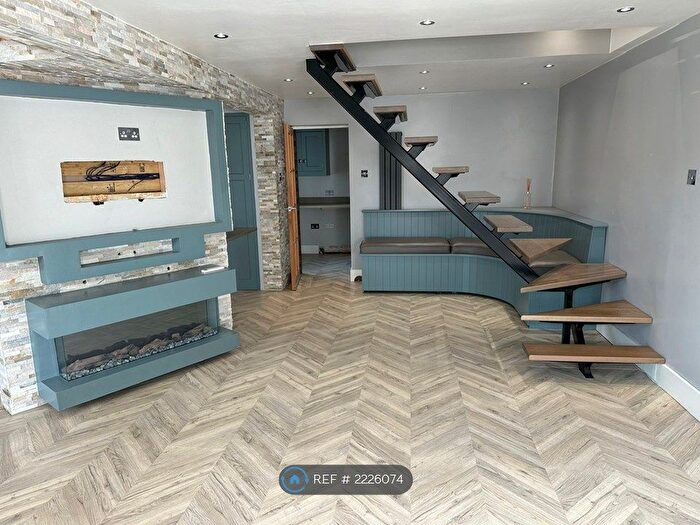 3 Bedroom Terraced House To Rent In Alport Grove, Glossop, SK13