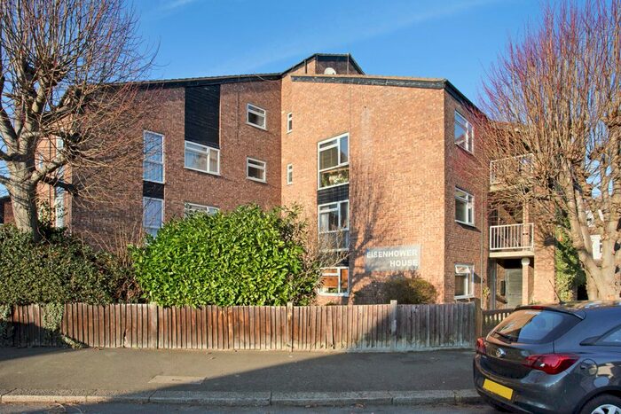 2 Bedroom Flat To Rent In Eisenhower House, Vicarage Road, Hampton Wick, Kingston Upon Thames, KT1