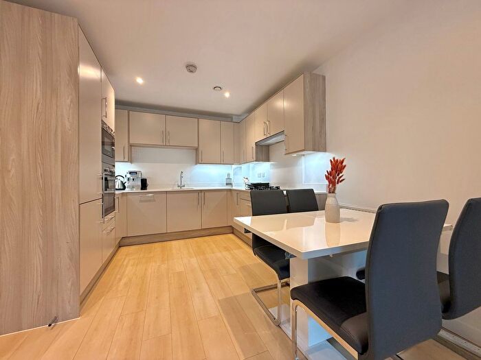 1 Bedroom Flat For Sale In Woodford Road, Watford, WD17