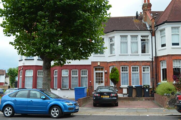 3 Bedroom Flat To Rent In Fox Lane, Palmers Green, N13