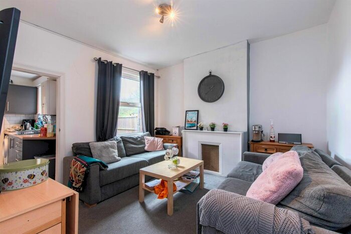 3 Bedroom Semi-Detached House To Rent In Cycle Road, NG7