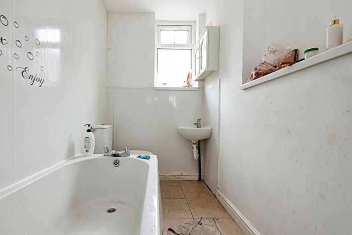 3 Bedroom End Of Terrace House For Sale In Westminster Avenue, Hull, HU8