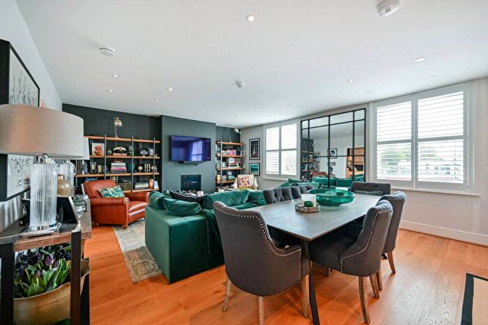 1 Bedroom Flat To Rent In Bridge Road, Hampton Court, East Molesey, KT8