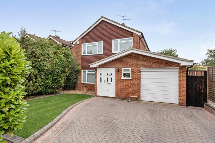 3 Bedroom Detached House For Sale In Bramling Avenue, Yateley, Hampshire, GU46