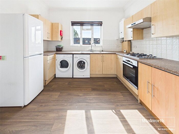 3 Bedroom Flat To Rent In Watford Way, London, NW7