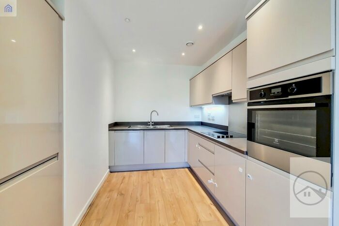 2 Bedroom Flat To Rent In Penrose Court, Boundaries Road, Balham, SW12