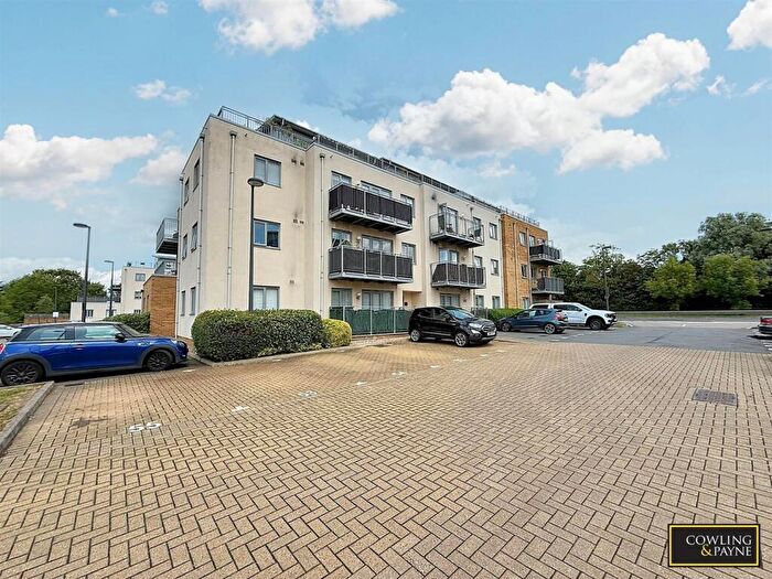 2 Bedroom Apartment For Sale In Golden Jubilee Way, Wickford, SS12