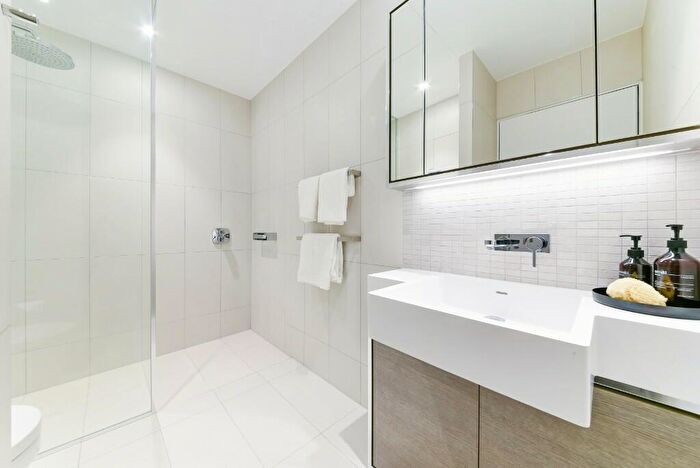 Apartment To Rent In Water Street, London, E14