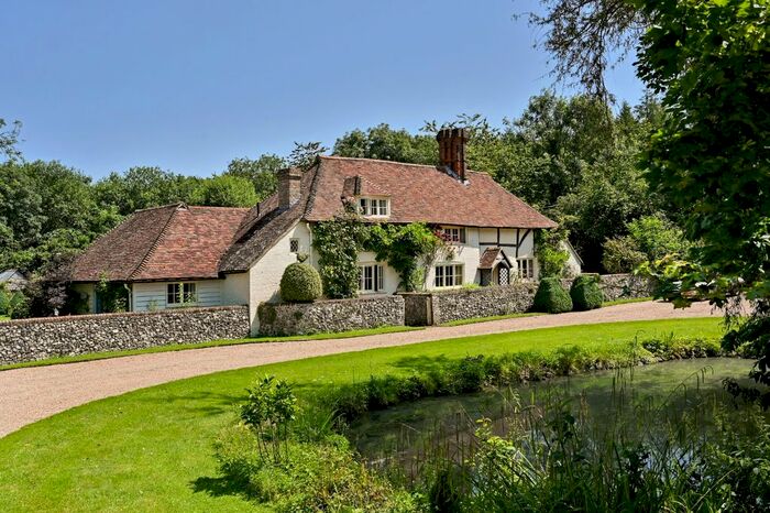 4 Bedroom Detached House For Sale In Faversham Road, Charing, Kent, TN27