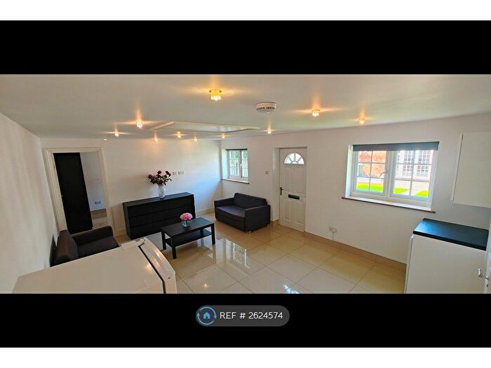 1 Bedroom Flat To Rent In Flower Lane, Mill Hill, NW7